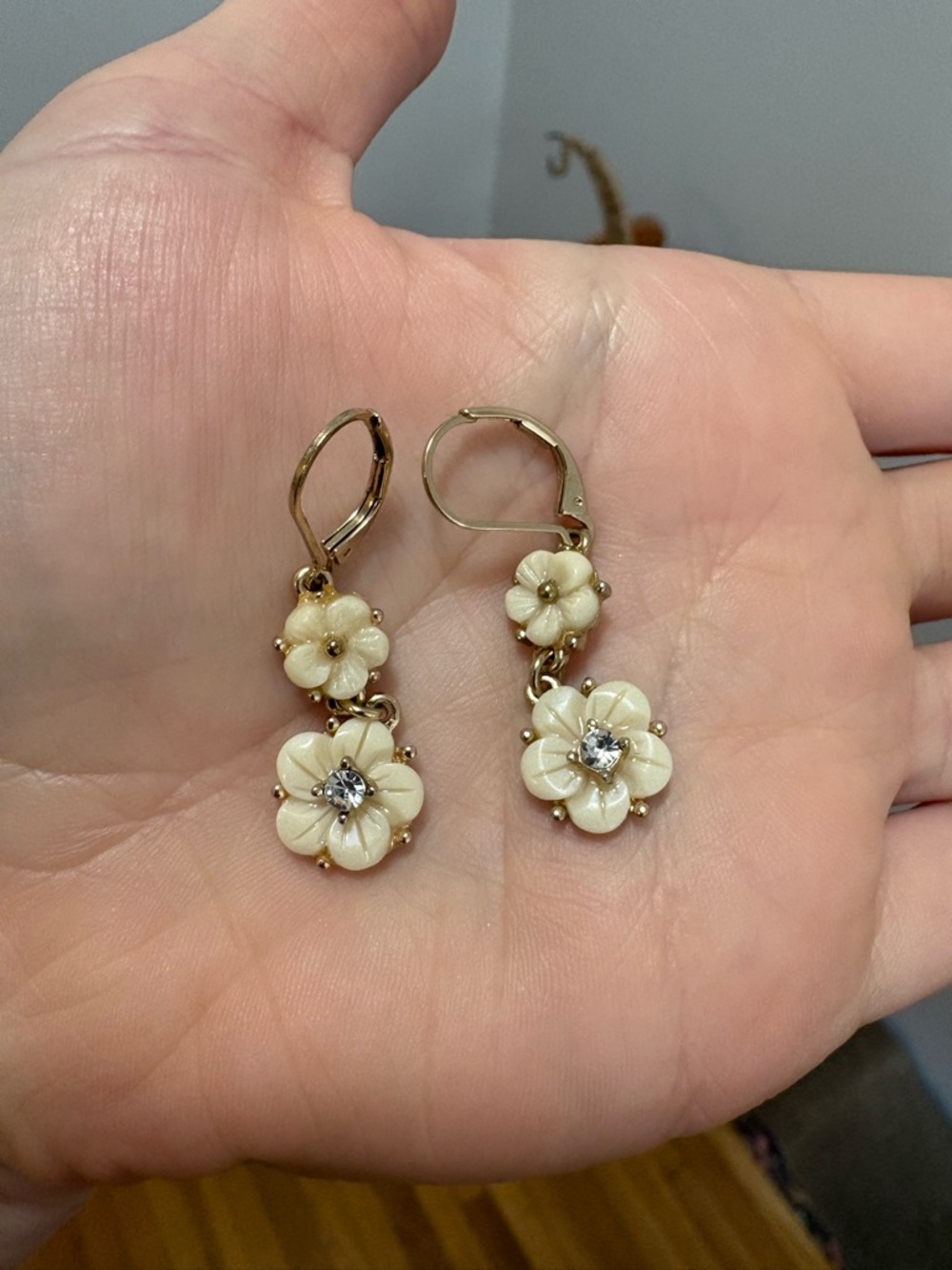 ⭐️Free With Any Purchase⭐️Ivory Enamel Floral Drop Earrings - Picture 1 of 1